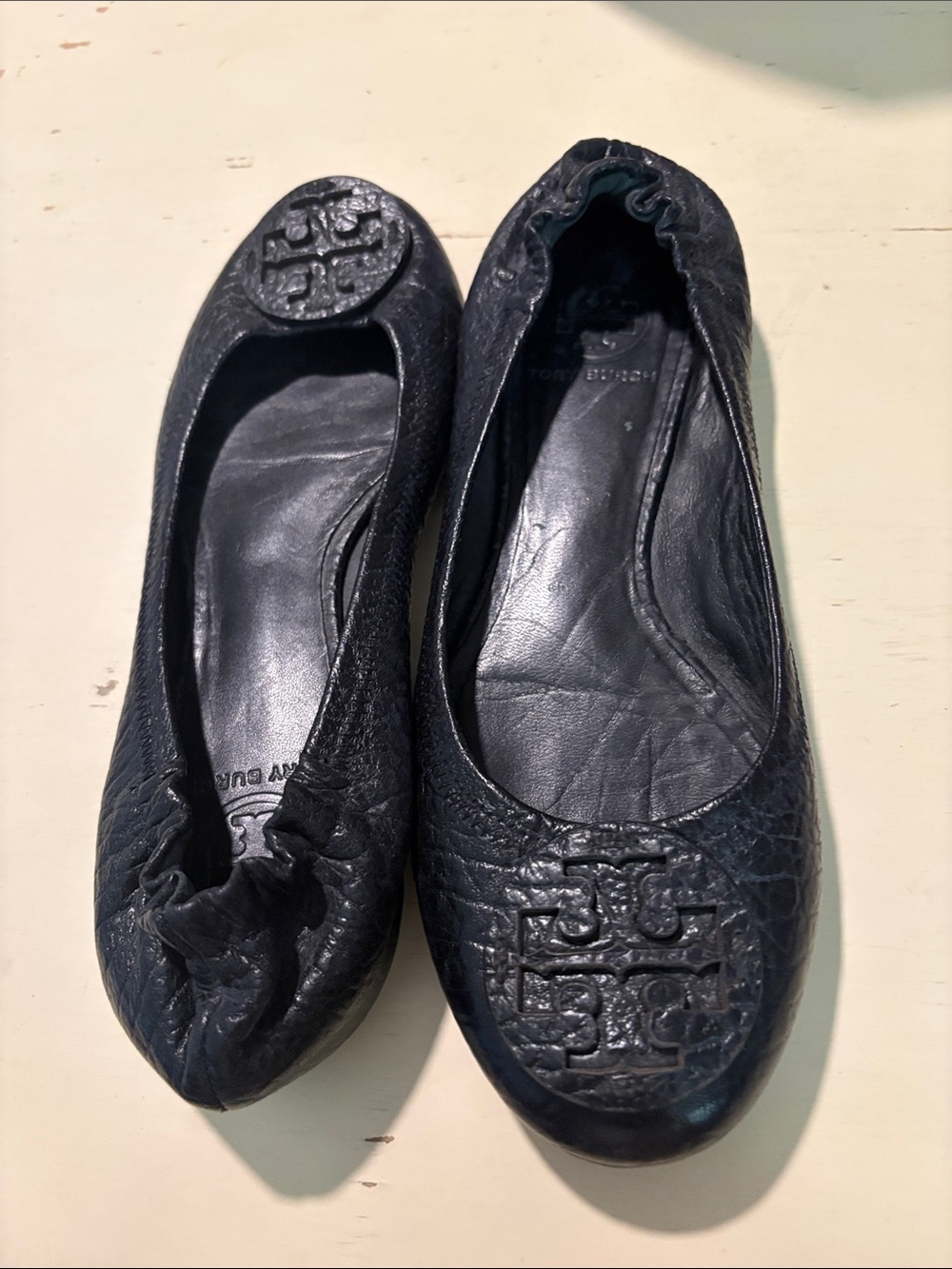 Tory Burch Black Pebbled Leather Logo Ballet Flats Size 7M
